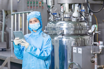 化工廠技術工人手拿平板電腦工作 計算機技術開發賦能工業智慧化轉型