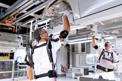 減負與賦能 奧迪為生產線員工配備外骨骼設備的技術開發與影響